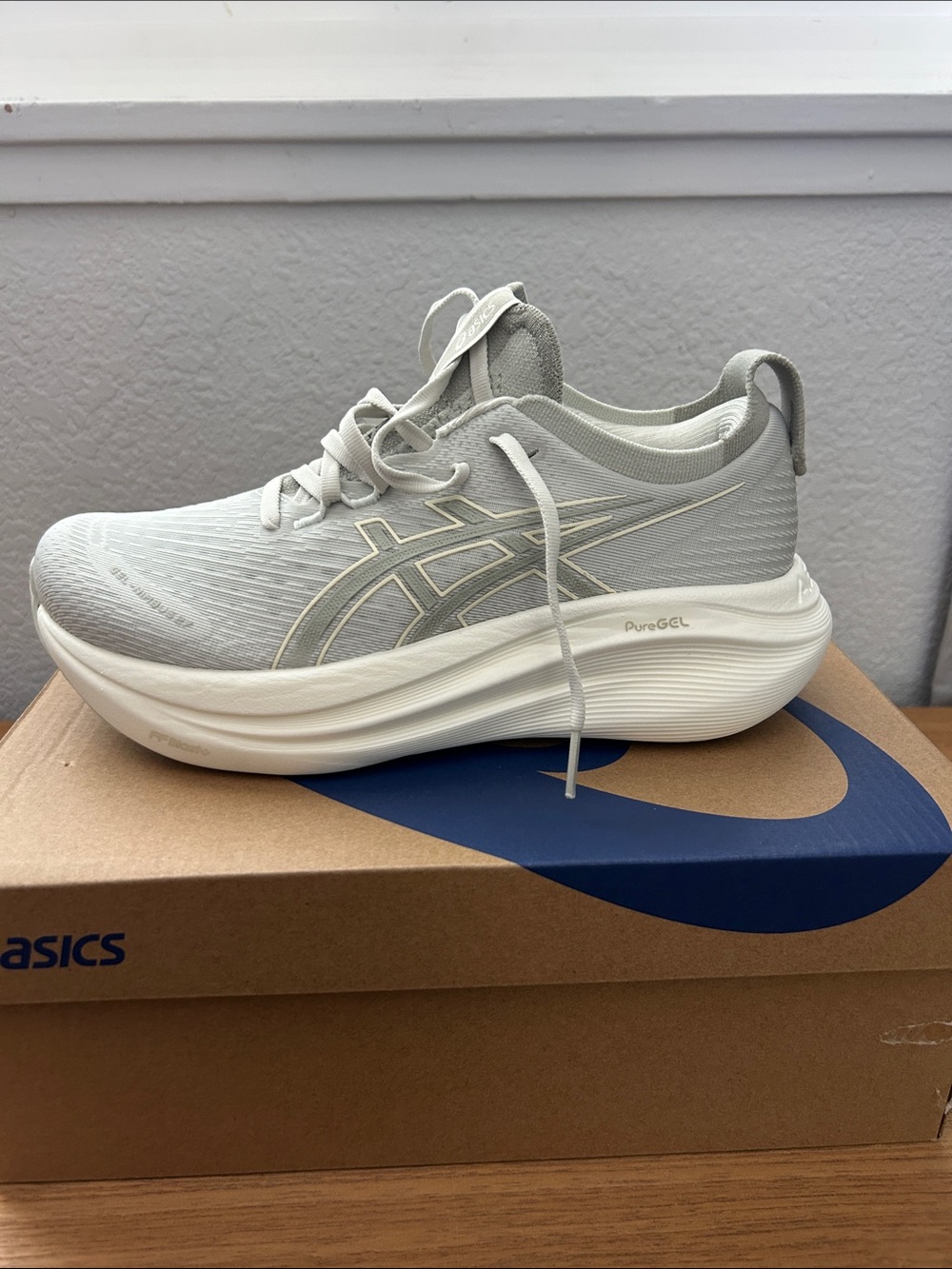 ASICS Women’s Gel Nimbus 27 Running shoe in Light Gray and White size 7.5 NWT